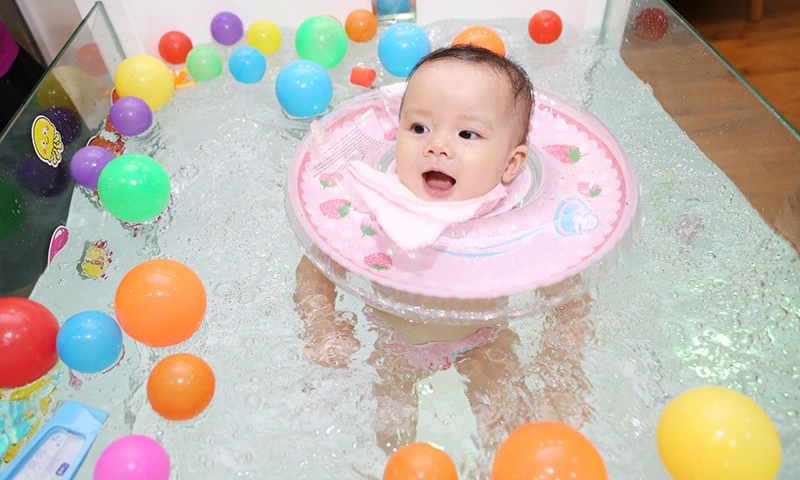 6 lợi ích vàng bơi thủy liệu - float baby mang lại cho bé yêu !