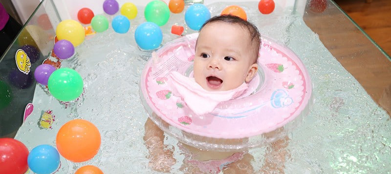 6 lợi ích vàng bơi thủy liệu - float baby mang lại cho bé yêu !